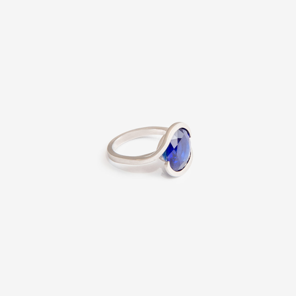 ANELLO CON ZAFFIRO OVALE MODELLO ABBRACCIO