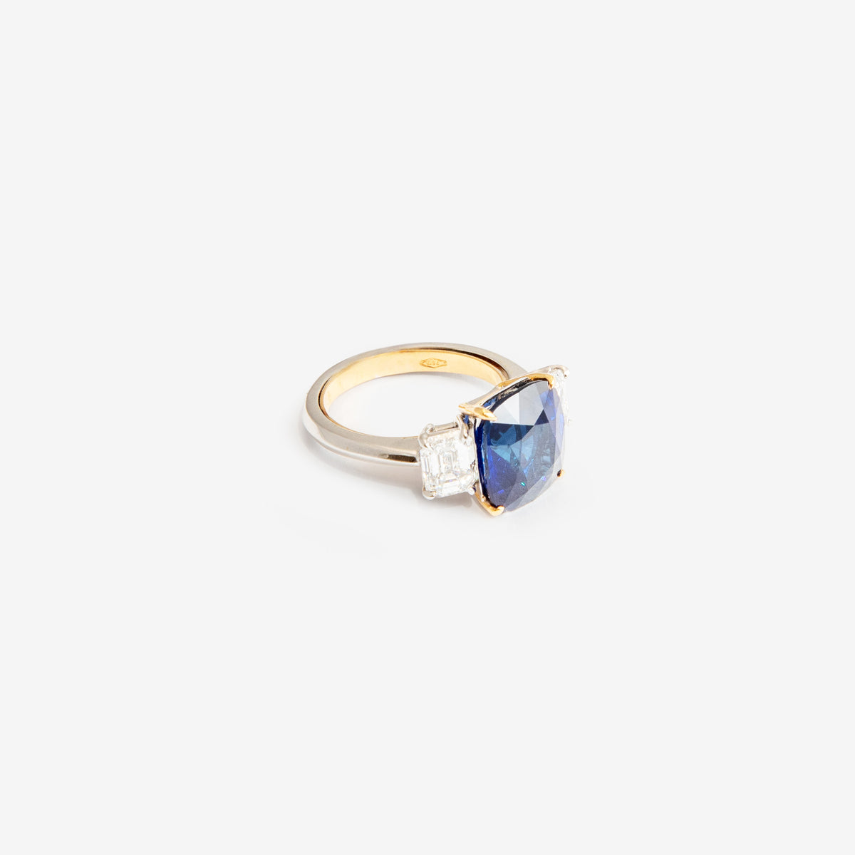 ANELLO TRILOGY CON ZAFFIRO E DIAMANTI TAGLIO SMERALDO