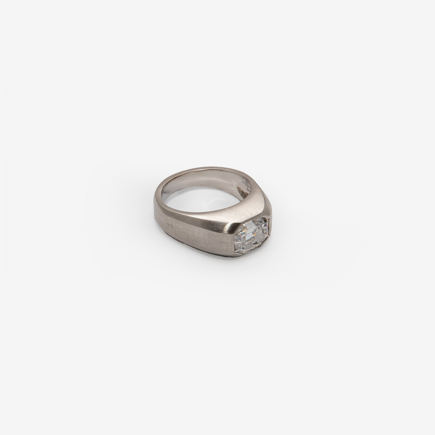Anello in oro bianco sabbiato