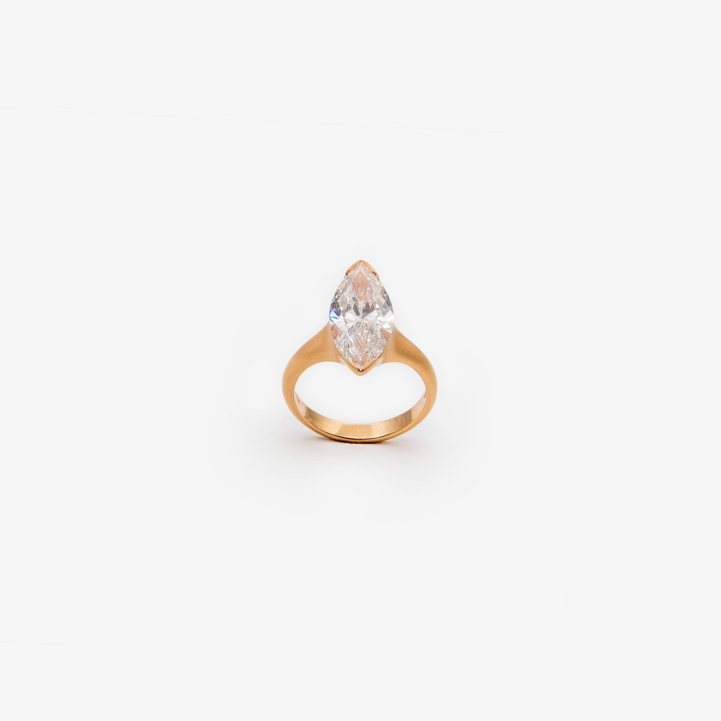 Anello in oro rosa sabbiato con diamante taglio marquise.