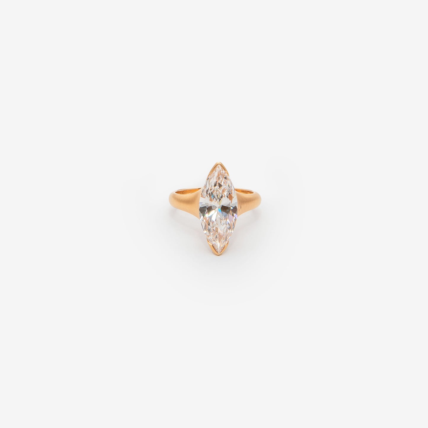 Anello in oro rosa sabbiato con diamante taglio marquise.