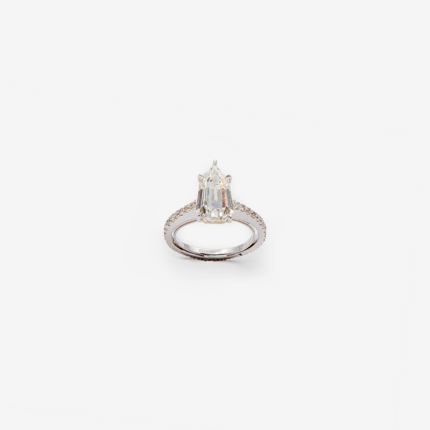 Anello solitario con diamante trapezoidale