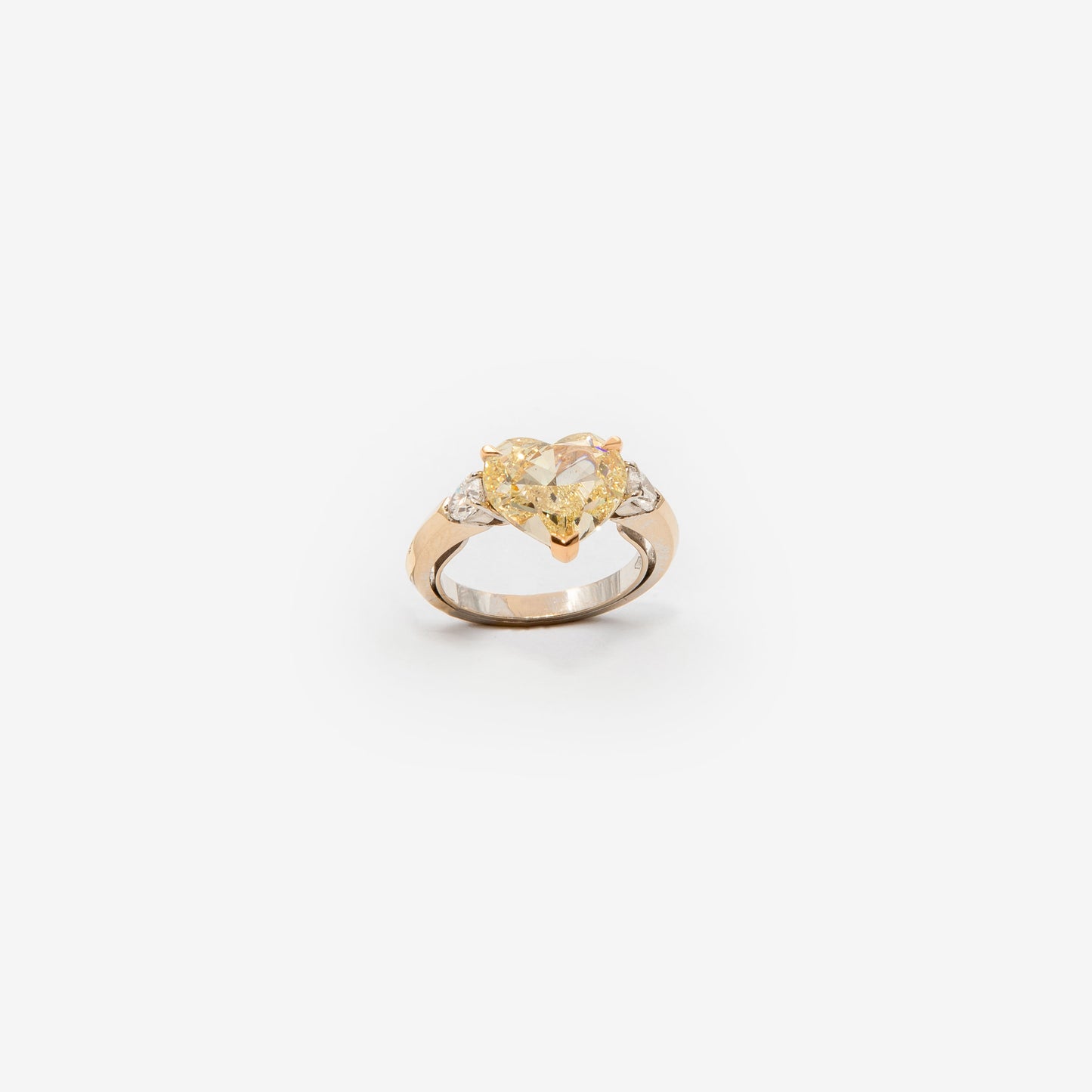 Anello con diamante fancy taglio cuore