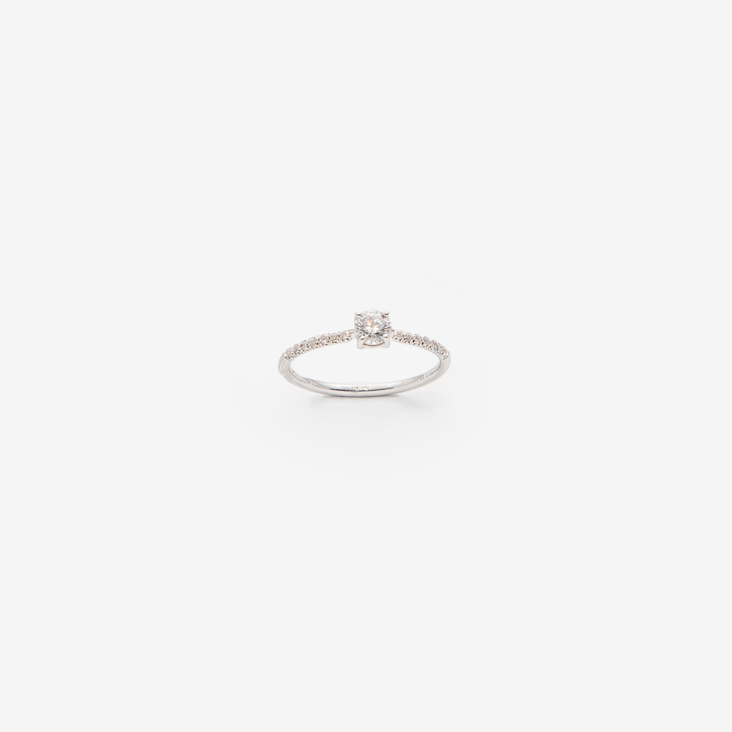 ANELLO IN ORO BIANCO CON DIAMANTE CENTRALE ROTONDO E BRILLANTI LATERALI.