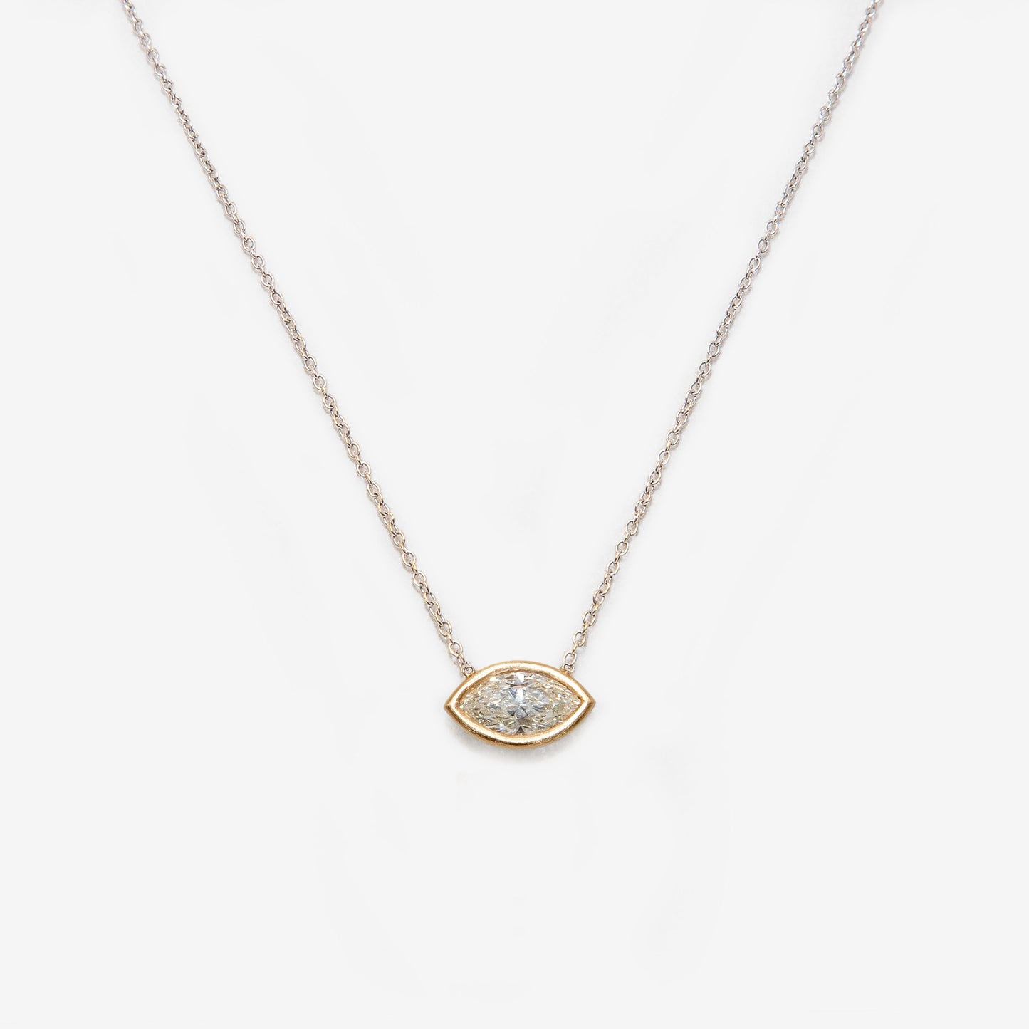 Collana con diamante taglio navette
