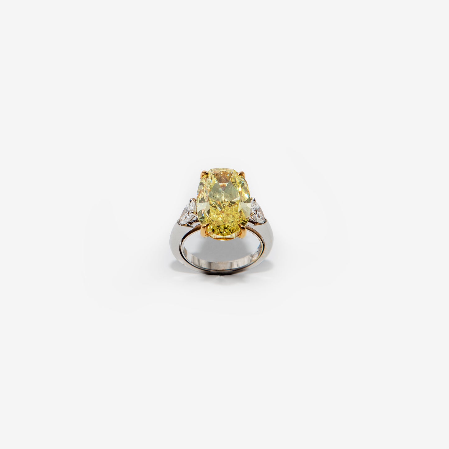 ANELLO CON DIAMANTE OVALE FANCY