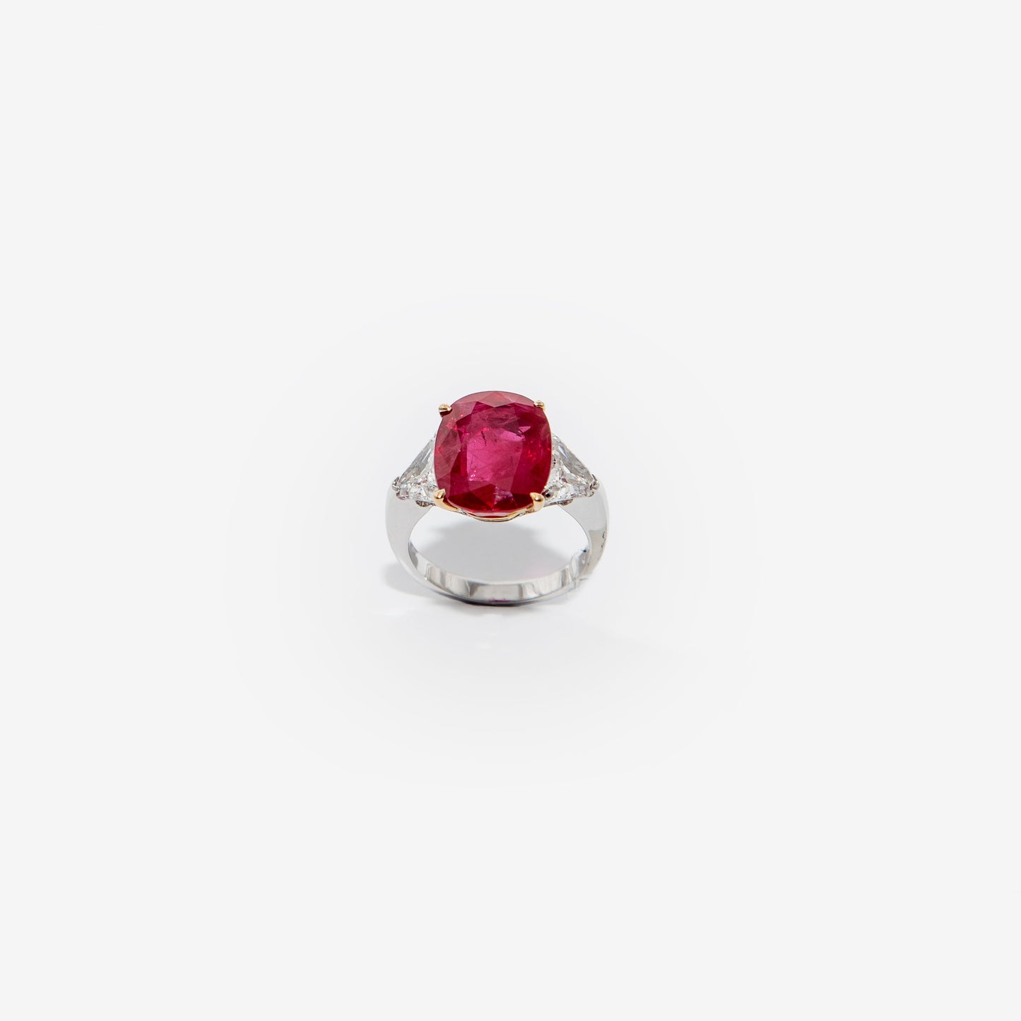 ANELLO CON RUBINO TAGLIO OVALE