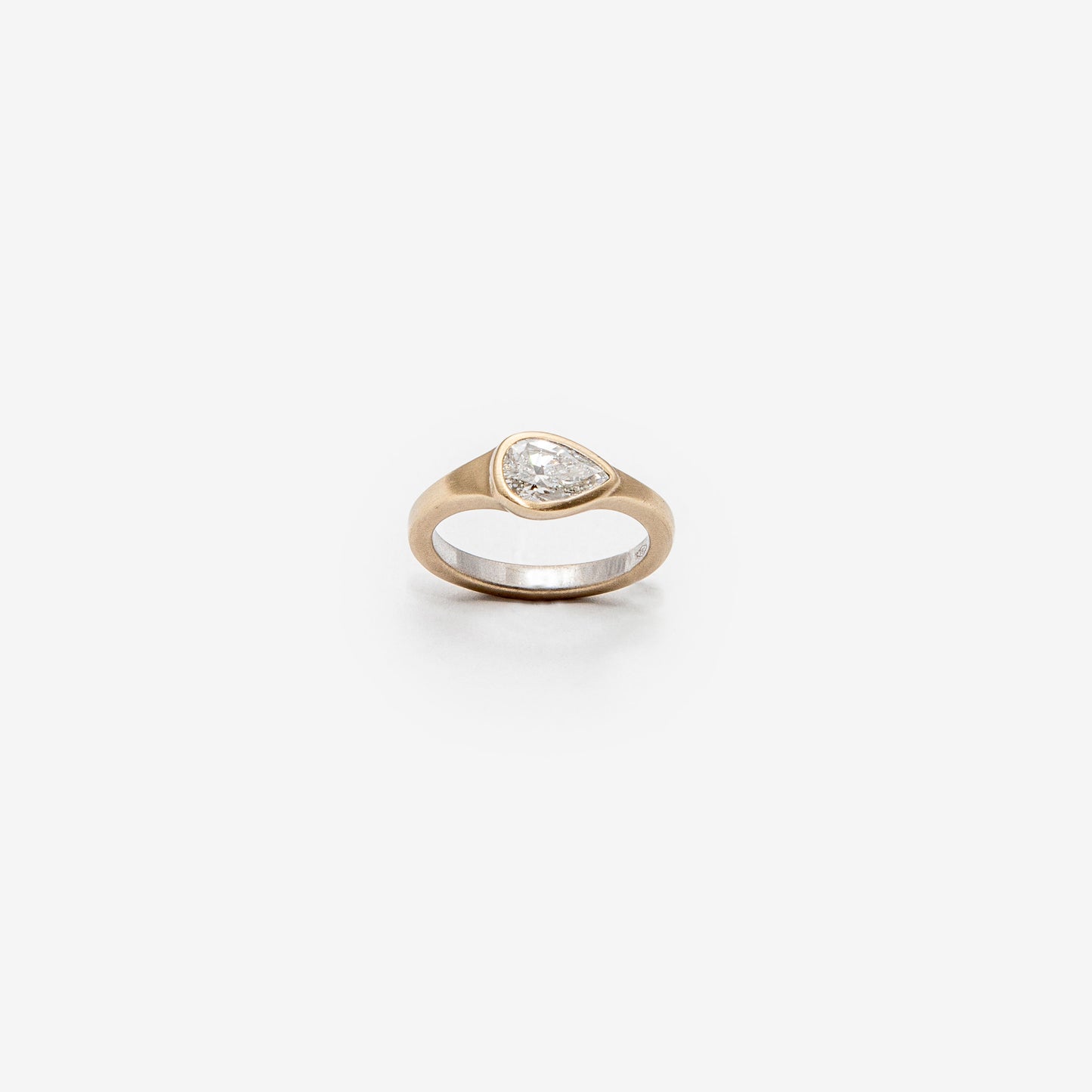 ANELLO IN ORO CON DIAMANTE A GOCCIA