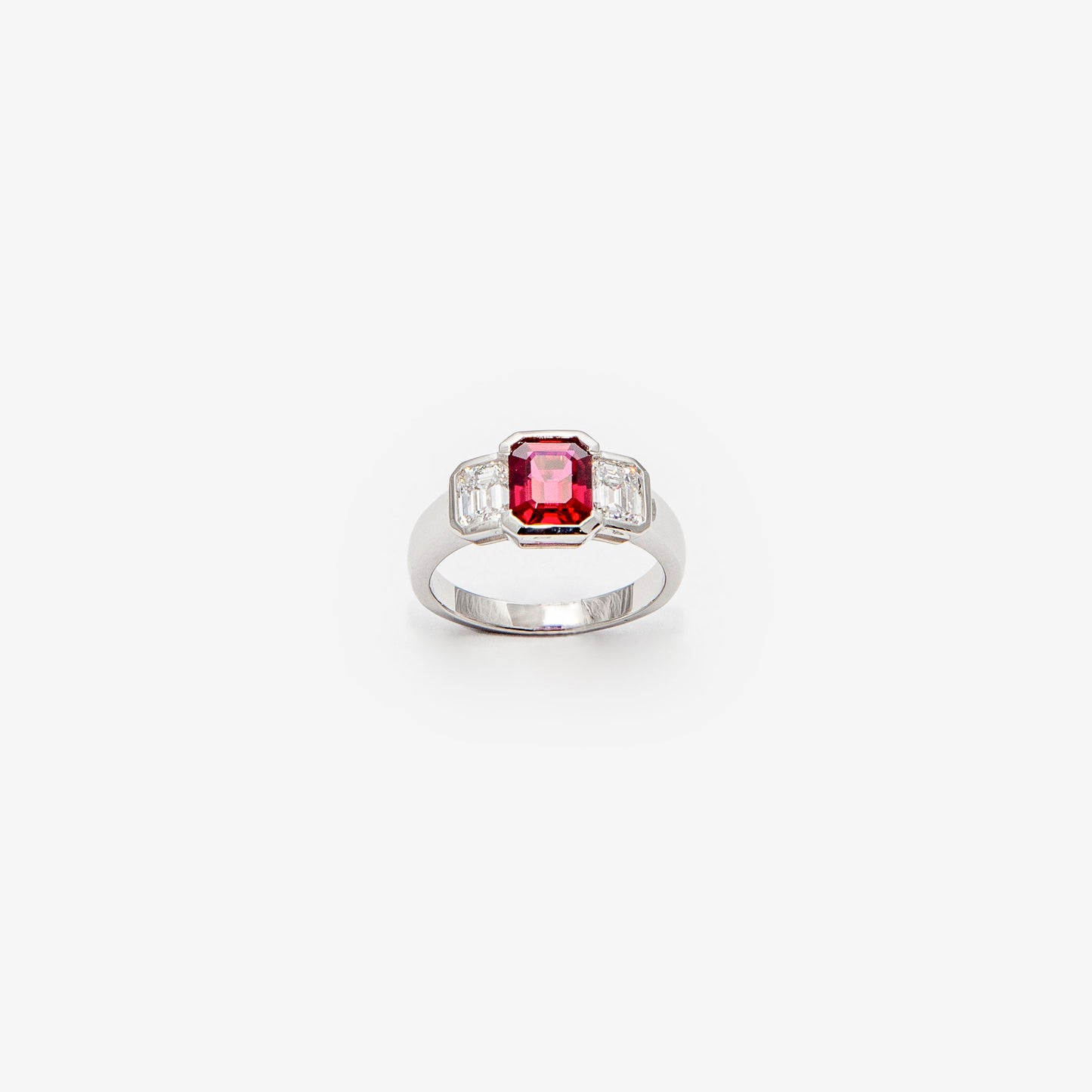 ANELLO CON RUBINO E DIAMANTI TAGLIO SMERALDO