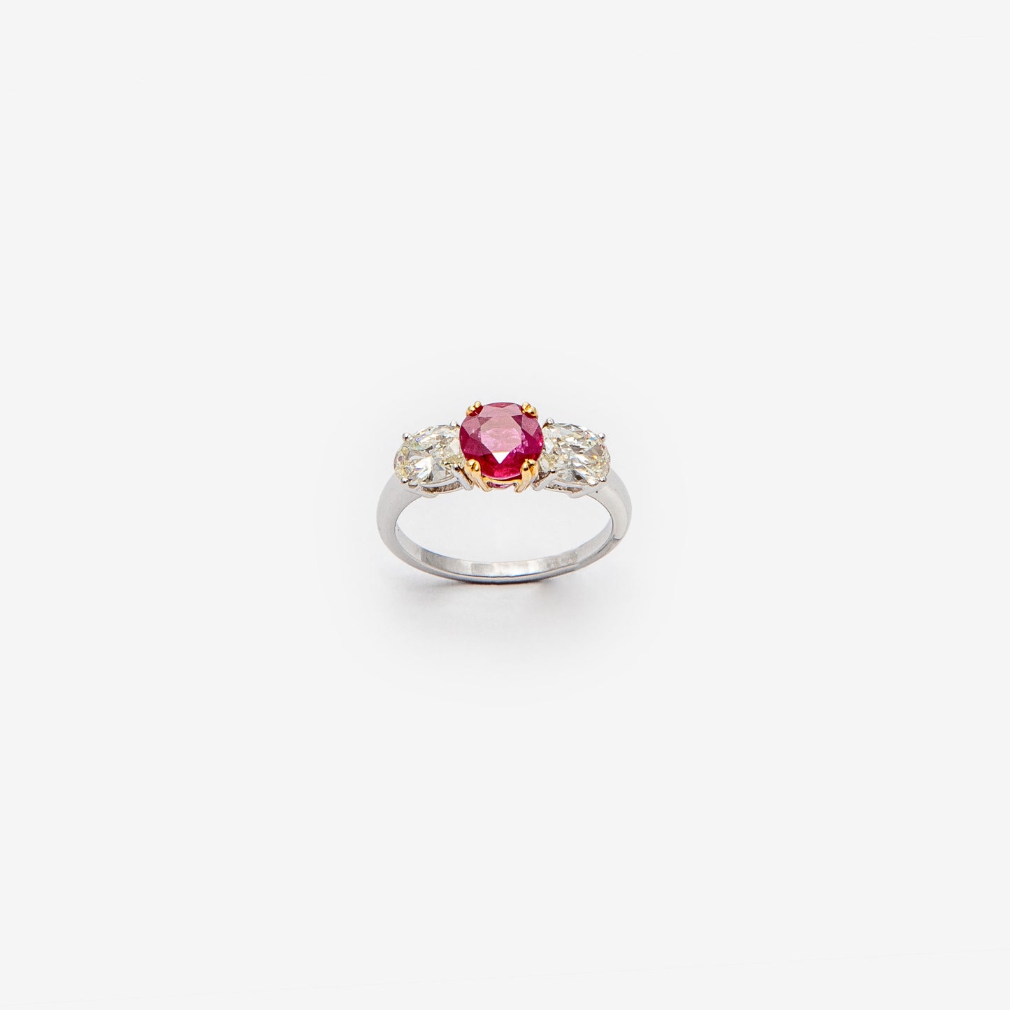 ANELLO IN ORO CON RUBINO E DIAMANTI