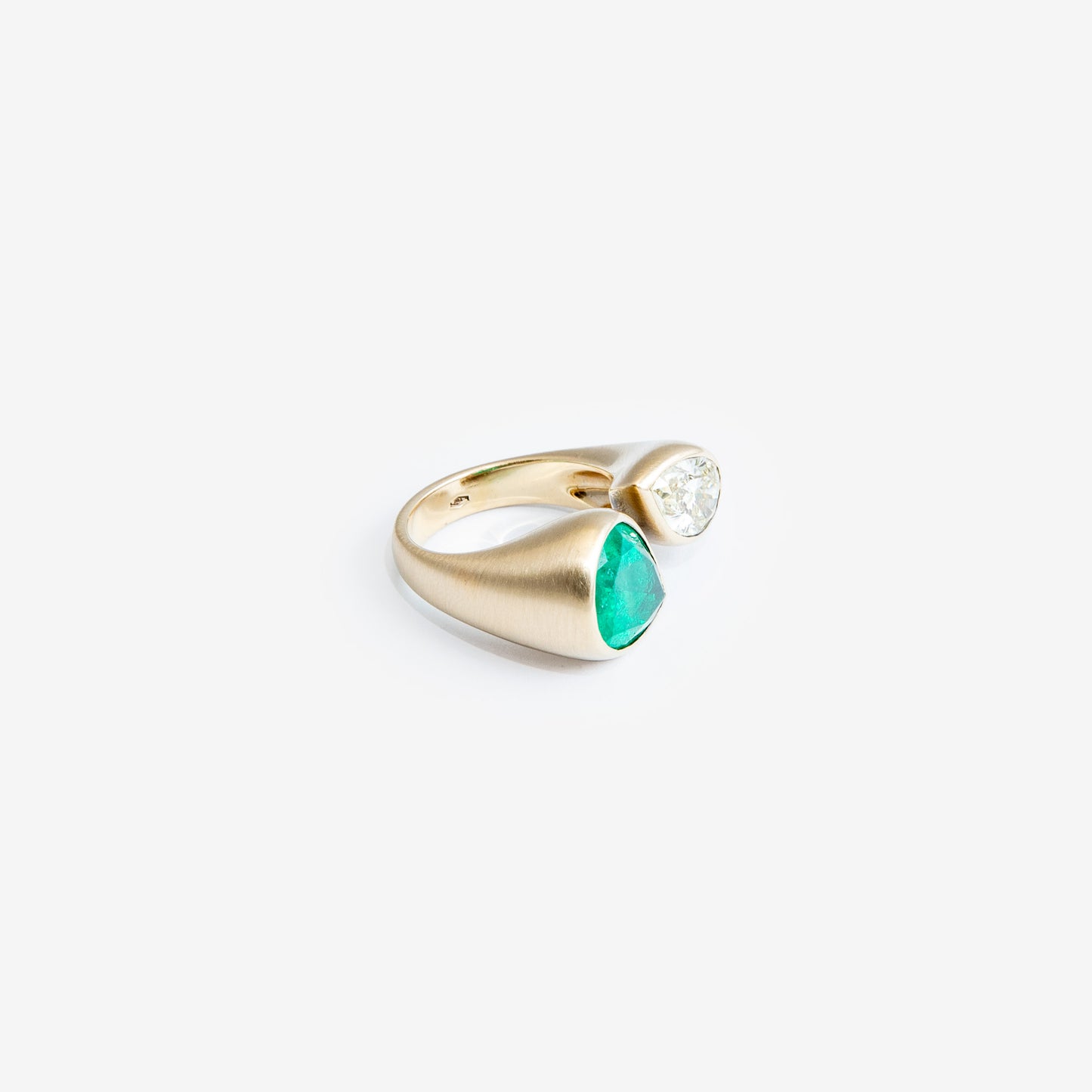 ANELLO CONTRARIE SMERALDO E DIAMANTE
