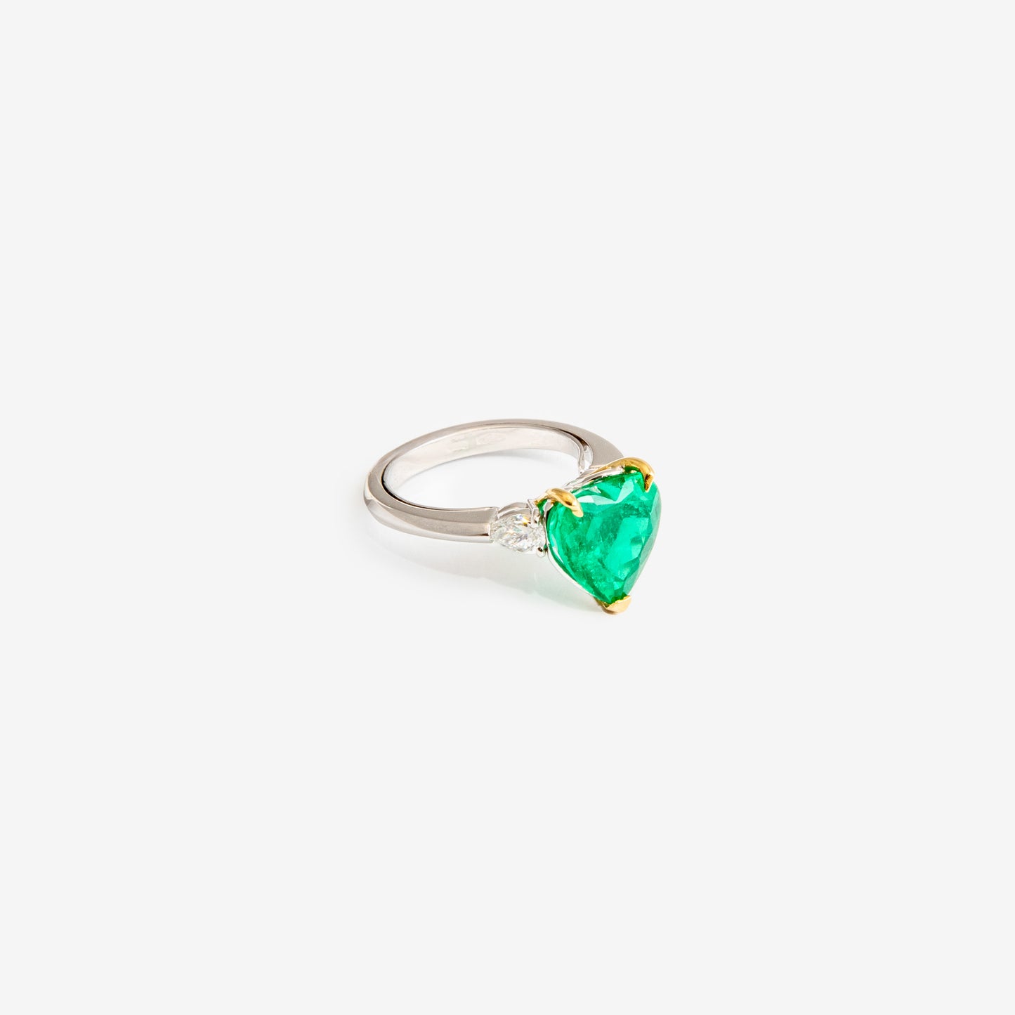 ANELLO CON CUORE DI SMERALDO