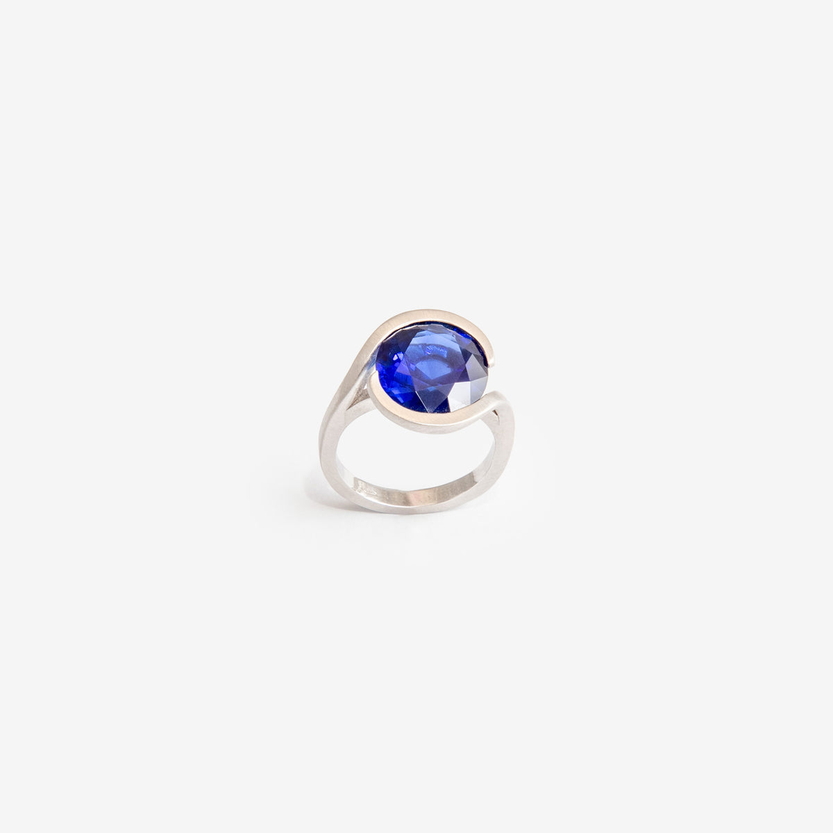 ANELLO CON ZAFFIRO OVALE MODELLO ABBRACCIO