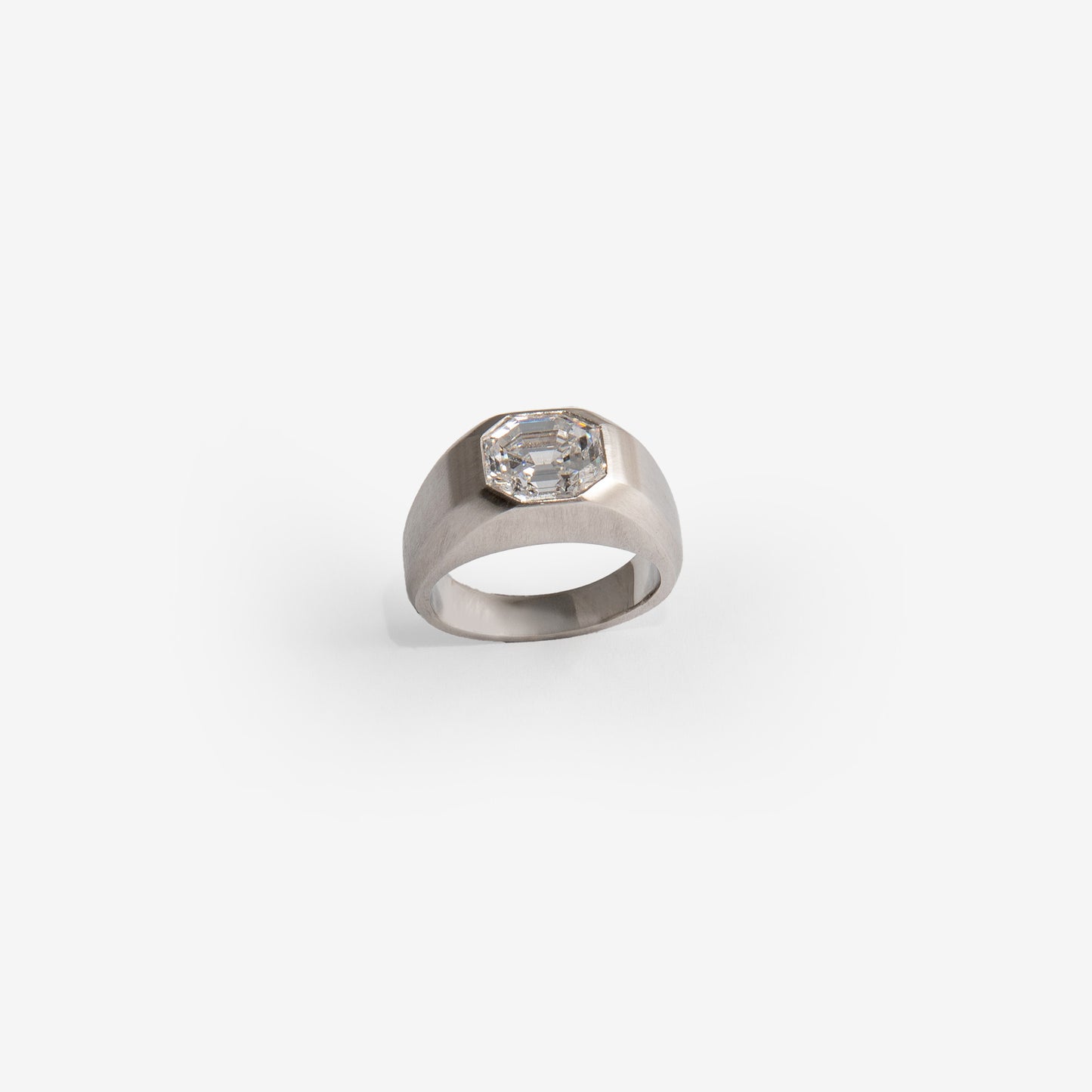 Anello in oro bianco sabbiato