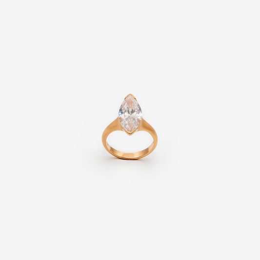 Anello in oro rosa sabbiato con diamante taglio marquise.