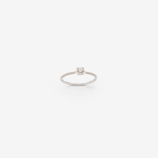 ANELLO IN ORO BIANCO CON DIAMANTE CENTRALE ROTONDO E BRILLANTI LATERALI.