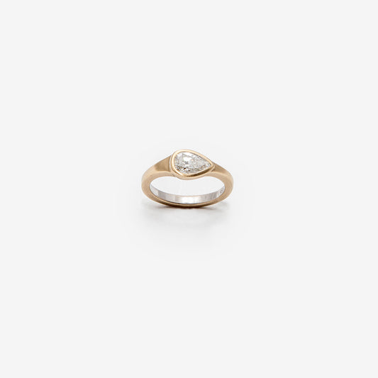 Anello con diamante taglio goccia